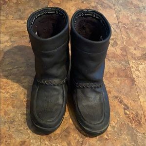 Manitobah Mukluks size 9